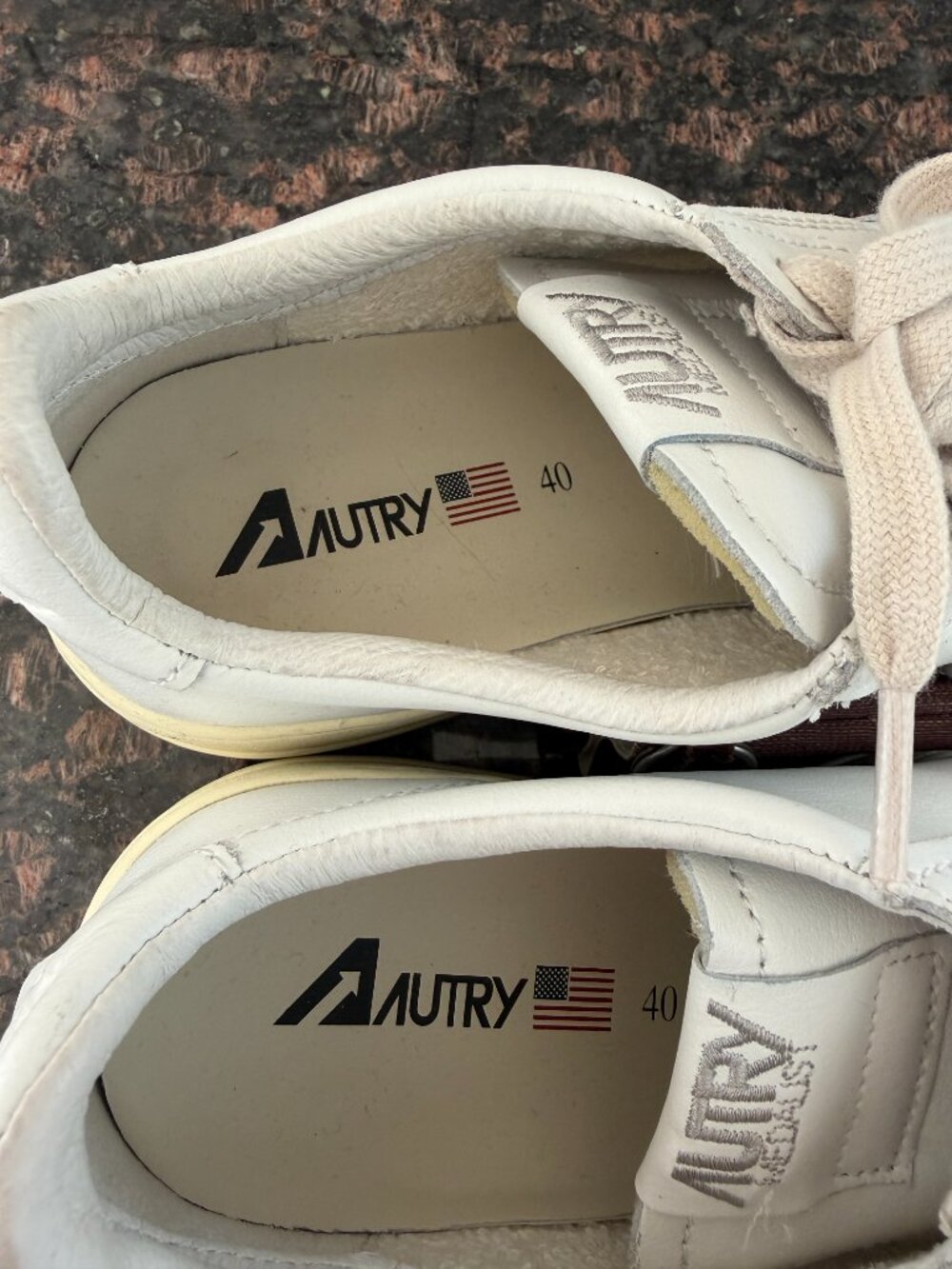 Like New Autry Women's Medalist Low Top Sneakers White Size 40 - Picture 3 of 5